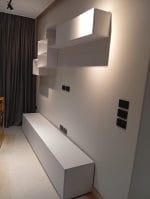 ⁦وحدة تليفزيون مع مكتبة علوية 40×240 سم – أبيض – TV051⁩ - الصورة ⁦2⁩